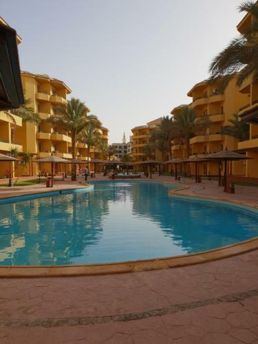 British Resort Pool View Apartments