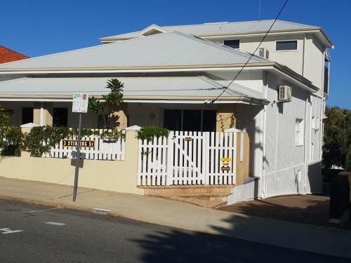 Stirling Apartments - Studio 1