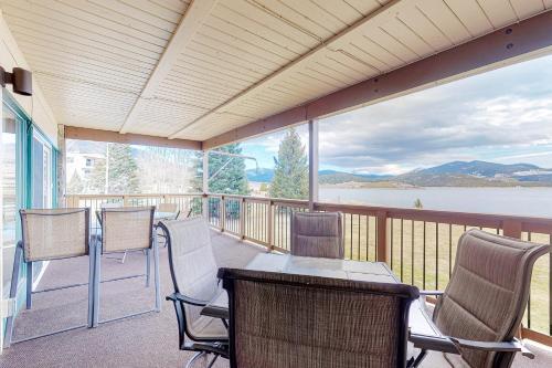 Lakeside Mountain Retreat
