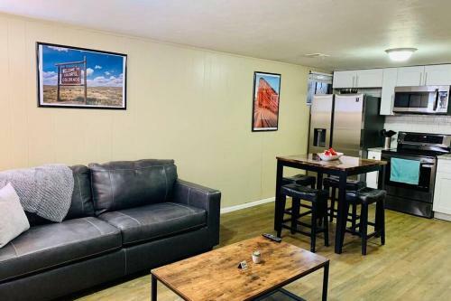 Lower Mable Unit, Denver New Kitchen & 2 King Beds