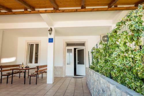 Marinus Apartments