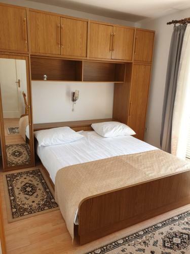 Apartmani I Sobe Jusi?