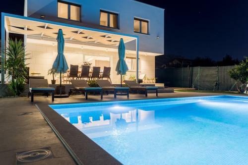 Villa Eli - New Unique Holiday House With Swimming Pool