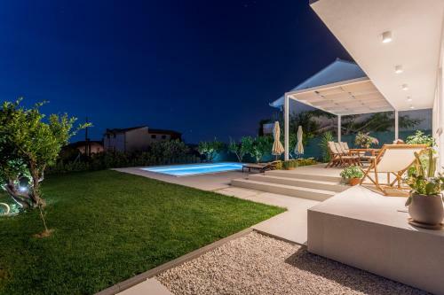 Villa Eli - New Unique Holiday House With Swimming Pool