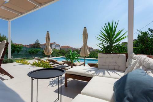 Villa Eli - New Unique Holiday House With Swimming Pool
