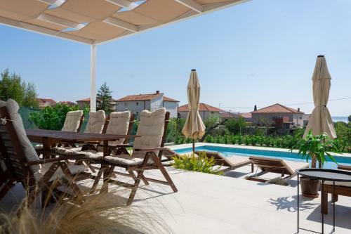 Villa Eli - New Unique Holiday House With Swimming Pool