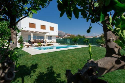 Villa Eli - New Unique Holiday House With Swimming Pool