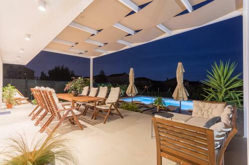 Villa Eli - New Unique Holiday House With Swimming Pool