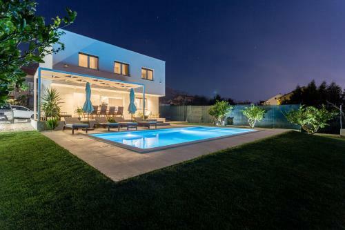 Villa Eli - New Unique Holiday House With Swimming Pool