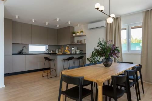 Villa Eli - New Unique Holiday House With Swimming Pool