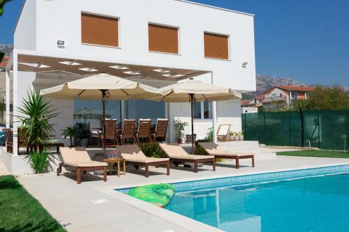 Villa Eli - New Unique Holiday House With Swimming Pool