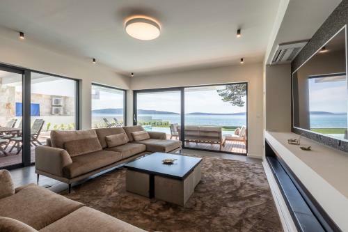 Villa Sea Star - Seafront Beach With 80m2 Pool