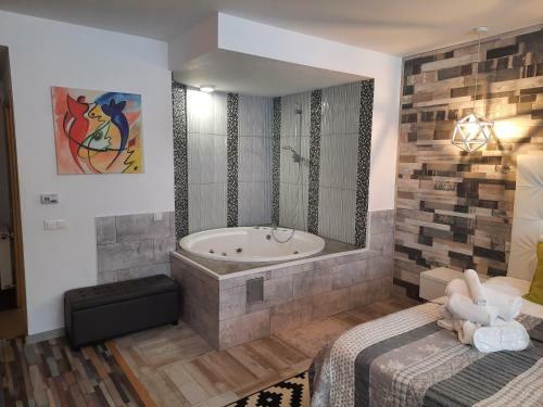 Romantic Jacuzzi Luxury Apartment