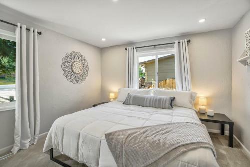 New Modern 5br House In Monument Near Usafa, Park