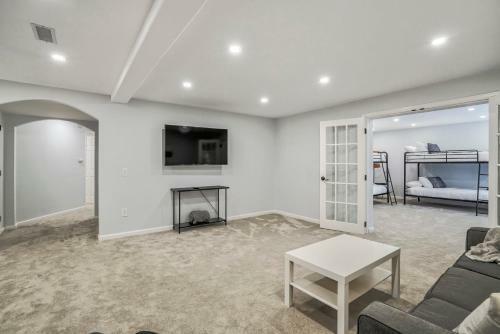 New Modern 5br House In Monument Near Usafa, Park