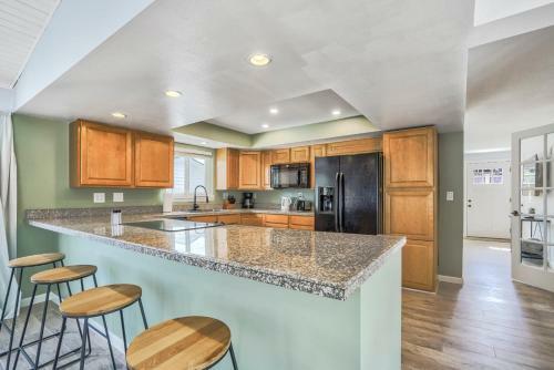 New Modern 5br House In Monument Near Usafa, Park