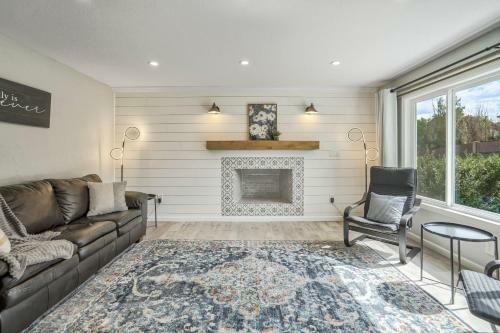 New Modern 5br House In Monument Near Usafa, Park