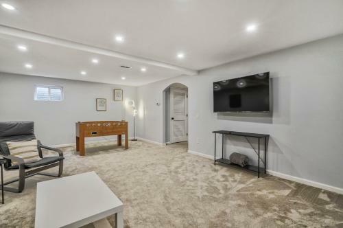 New Modern 5br House In Monument Near Usafa, Park