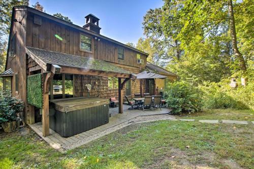 Rustic Retreat With Hot Tub In North Branford!