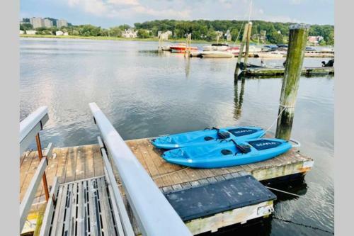 Beautiful Cozy Home With Dock To Park A Boat