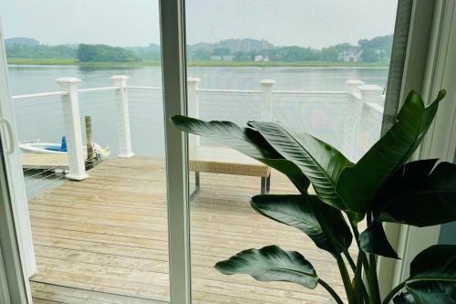 Beautiful Cozy Home With Dock To Park A Boat