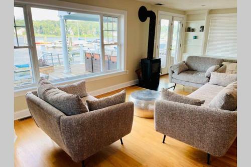Beautiful Cozy Home With Dock To Park A Boat