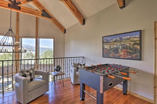Lavish Cabin With Great Indoor And Outdoor Space!