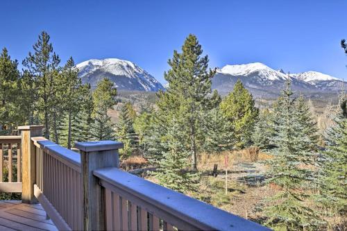 Lavish Cabin With Great Indoor And Outdoor Space!