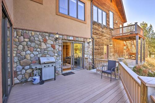 Lavish Cabin With Great Indoor And Outdoor Space!
