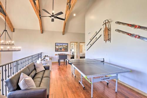 Lavish Cabin With Great Indoor And Outdoor Space!