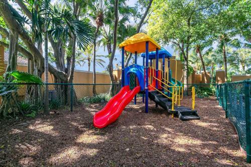 Luxury Aventura Condo By The Water!
