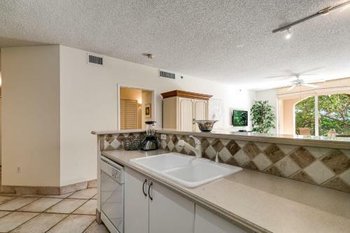 Luxury Aventura Condo By The Water!