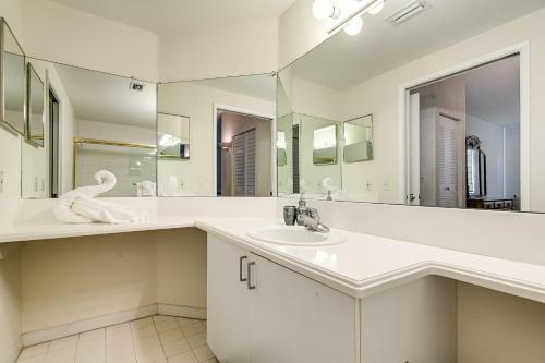 Luxury Aventura Condo By The Water!