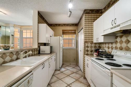 Luxury Aventura Condo By The Water!