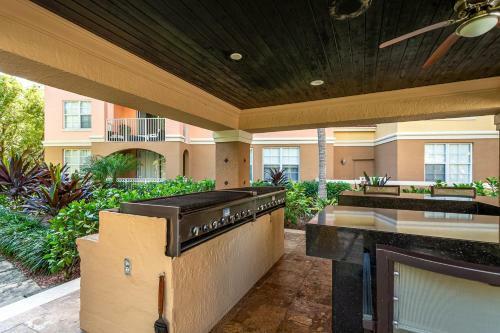 Luxury Aventura Condo By The Water!