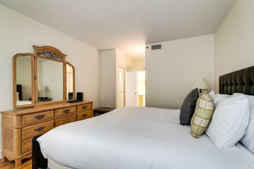 Luxury Aventura Condo By The Water!