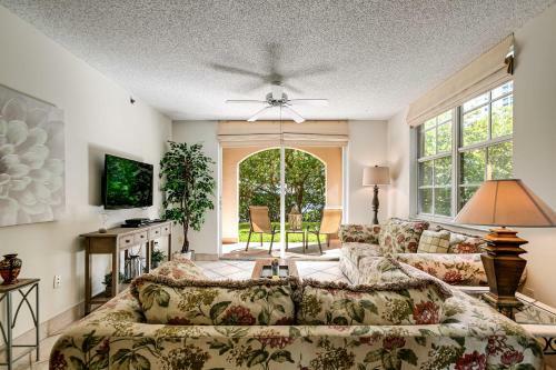 Luxury Aventura Condo By The Water!