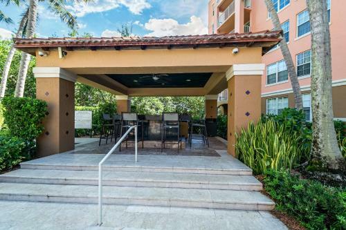 Luxury Aventura Condo By The Water!