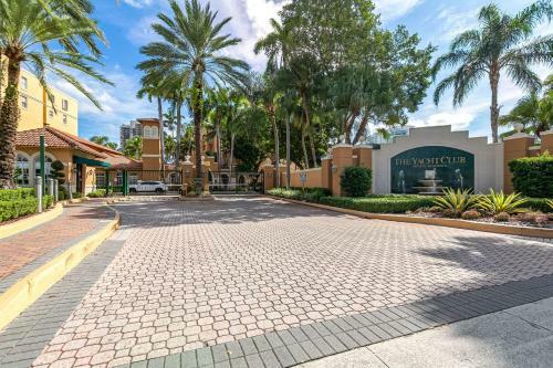 Luxury Aventura Condo By The Water!