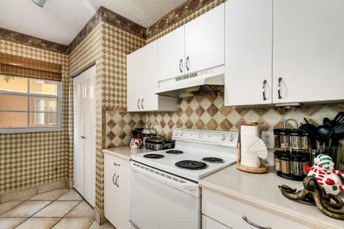 Luxury Aventura Condo By The Water!