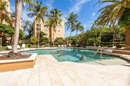 Luxury Aventura Condo By The Water!