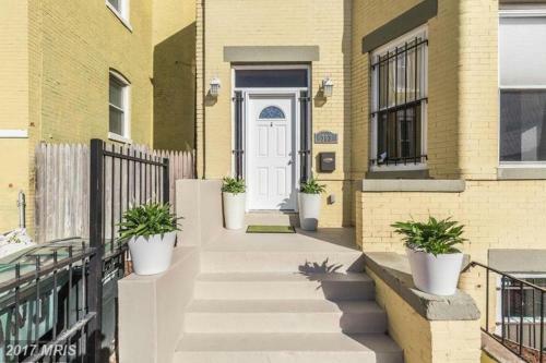 Steps To Convention Center, Downtown Dc, Metro Station: Private Apartment