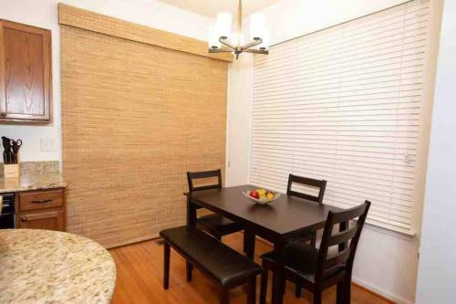 Luxe Palace: Cheerful 2br & 3.5ba Located In Dc
