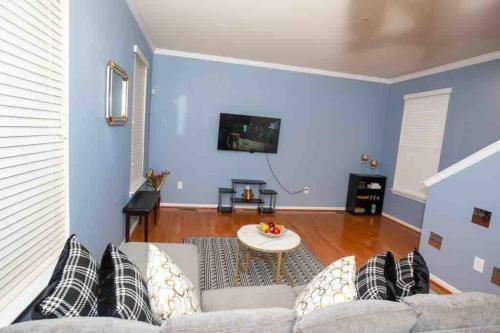 Luxe Palace: Cheerful 2br & 3.5ba Located In Dc