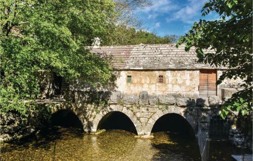 Four-bedroom Holiday Home In Otok Dalmatinski