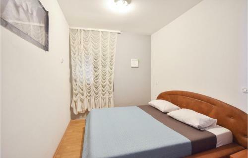 Four-bedroom Holiday Home In Otok Dalmatinski