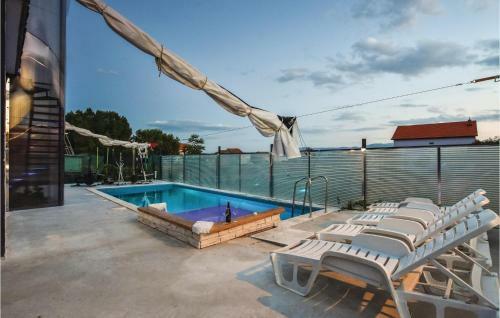 Four-bedroom Holiday Home In Otok Dalmatinski