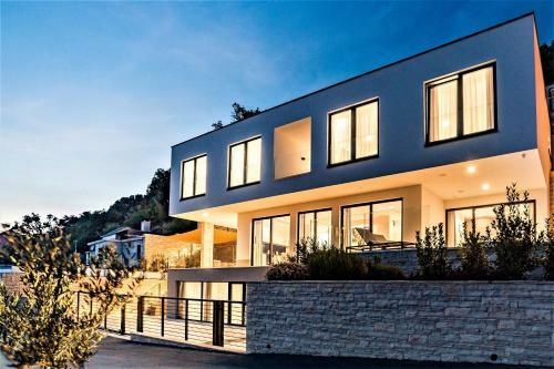 Villa Gust With Heated Pool, Jacuzzi, Sauna And Cinema