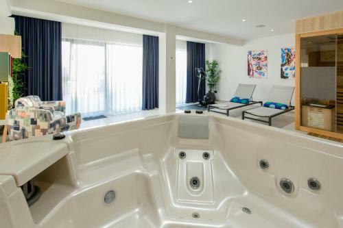 Villa Gust With Heated Pool, Jacuzzi, Sauna And Cinema