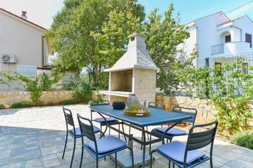 New! Beachfront Villa Klaudija, Suko?an